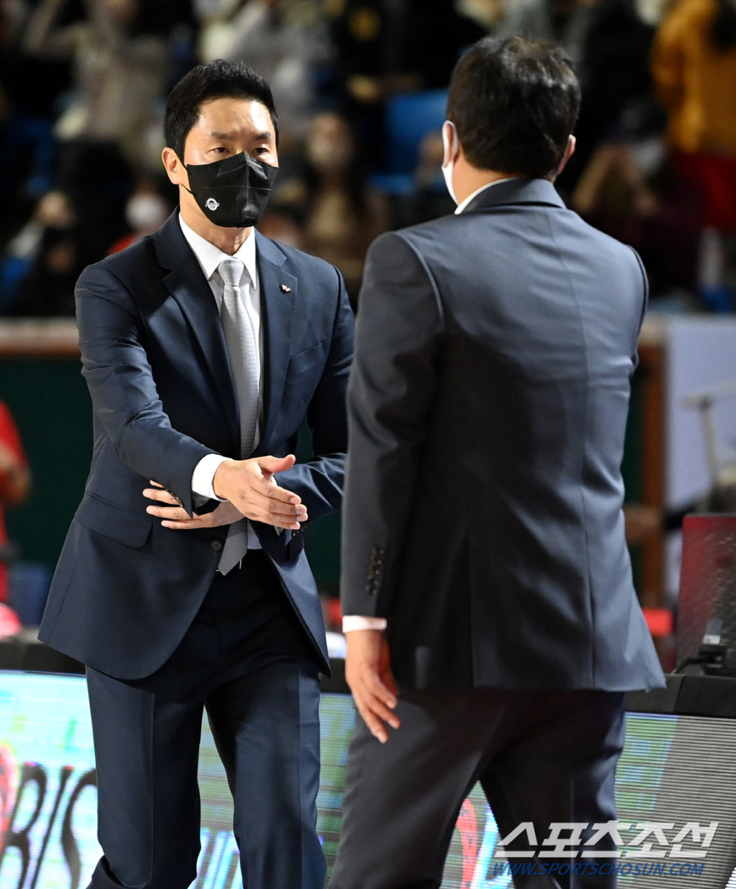 SK vs. LG, 전희철 감독의 열정적인 지도로 SK팀이 우세함