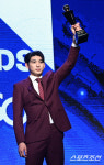 [포토] MVP 트로피 번쩍 들어올린 이정후
