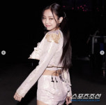 [SC이슈]제니, 무대 의상에 이런 비밀이? 노출만 많은 줄 알았는데 '한국의 아름다움'을 자수로 담아