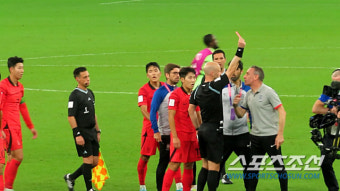 [카타르ON]벤투 내쫓은 테일러 주심, 콘테와 투헬도 레드카드