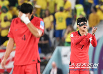 [포토] 좌절하는 김민재, 동료들에게 박수 보내는 손흥민