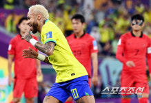 펠레 -1 진행형 레전드 네이마르, 득점 후 부상 동료와 환호 감동