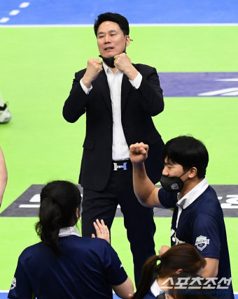 [포토] 현대건설 강성형 감독 '해냈다'