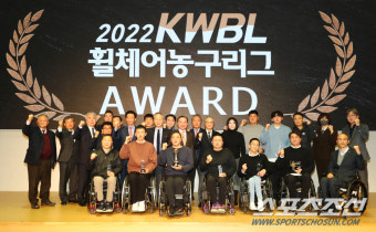 '50세 행복슈터'김호용 첫 MVP감격...김영무 코웨이 감독 지도자상[휠체어농구리그 시상식]