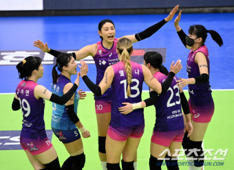 '김연경 시즌 베스트!' 흥국생명, 만원관중 앞에서 선두 현대건설 격파[수원 리뷰]