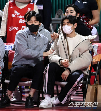 [포토] 직관 나들이 김하성-이정후, 농구 찐팬 인증