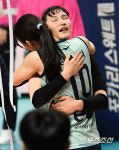 [포토] 안혜진-강소휘 '뜨거운 포옹'