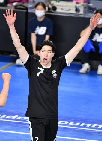 허수봉 연속 서브에이스→최민호 6블록 철벽쇼! 현대캐피탈 2연승…'이민규 복귀' OK 3연패 늪 [천안리뷰]
