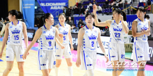 [포토] 삼성생명에 대승 거두는 우리은행 선수들