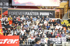 안산팬 있기에… OK금융그룹, 팬心에 한발 더 가까이 추억 선물 [SC포커스]