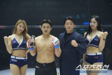 박준혁 대표 승리한 정승호에게 트로피 시상[로드FC]