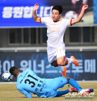 [포토] 이범영에 막히는 포항 정재희