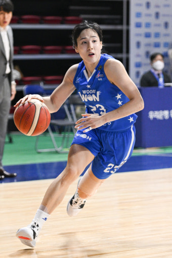 [여농PO]위성우 감독의 걱정은 '기우'였다 MVP 김단비 더블-더블, 우리은행 PO 기선제압