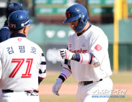 [포토] 유강남 롯데 유니폼 입고 시범경기 첫 안타