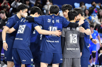 '백업도 강하다' 대한항공, 6연승…'3위 확정' 우리카드, 2년 연속 한국전력과 '준PO'