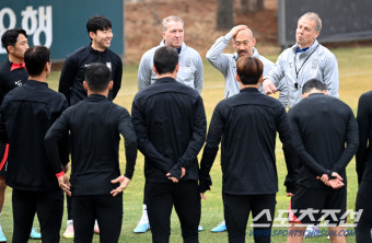 [포토] 클린스만 감독 이야기에 미소짓는 손흥민
