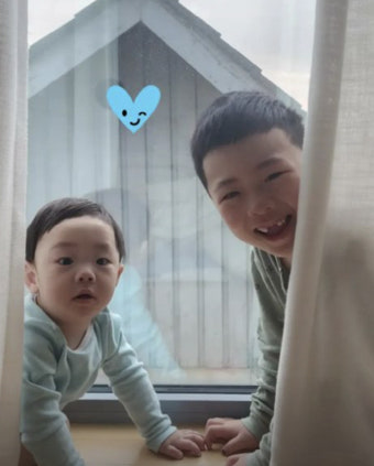 황정음 두 아들, '아빠 빼다 박은 얼굴'에 장난기…엄마 사르르 녹이는 미소