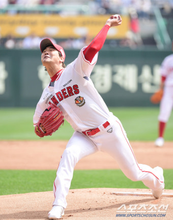 [포토] 김광현 '개막전 선발 등판, 힘찬 투구'
