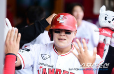 왠지 모르게 닮았다 SSG 새로운 심볼, 유통 라이벌 롯데 올드유니폼 떠오르네...[인천현장]