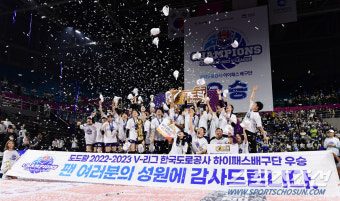 [포토] 우승의 기쁨 나누는 도로공사 선수들
