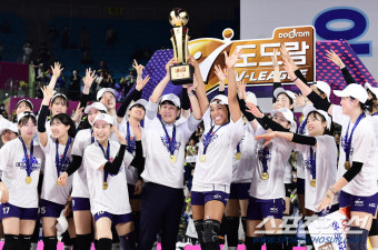 [포토] 도로공사 '드디어 들어올리는 우승 트로피'