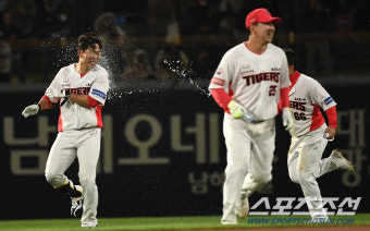 [포토] 고종욱 '짜릿한 끝내기'