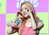 [포토] 유아이 상큼한 하트로 컴백 인사