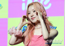 [포토] 유아이 상큼한 하트로 컴백 인사