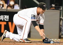 [포토] 김민우 뼈아픈 폭투