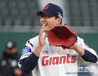 4년 전 모두 반대했지만…'포수 유망주' 나균안을 투수로 전환, 성민규 롯데 단장이 옳았다