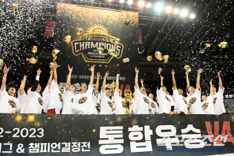 [포토] 우승모자 던지는 안양KGC, 통합우승의 기쁨!