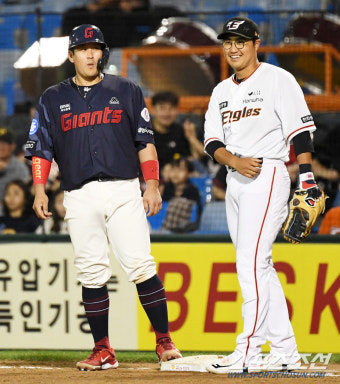 [포토] 롯데 유강남-한화 채은성 '이렇게 만나니 어색하네'