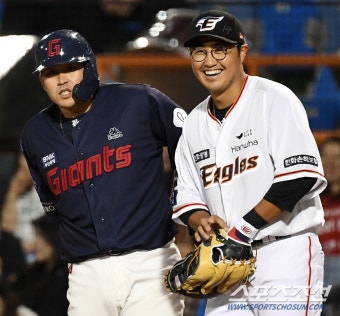 '강남아 엄살 부리지 마' 1루서 만난 채은성·유강남...'이렇게 보니 더 반갑네'