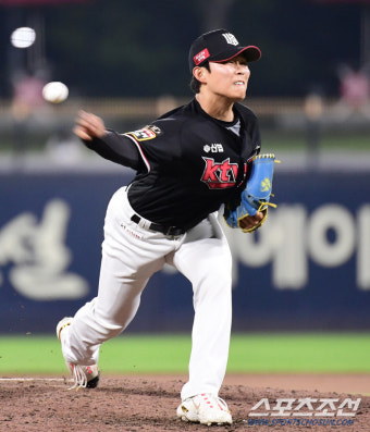 [포토] KT 김정운 '프로 데뷔 첫 1군 등판 투구'