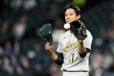 日 후지나미, 100마일 던지면 뭐해? 11점대 ERA의 경악스런 제구력.. 만루서 볼넷 볼넷. 승리 날렸다