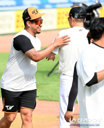 [포토] 넉살 좋은 산체스, 최원호 감독과 미소로 인사