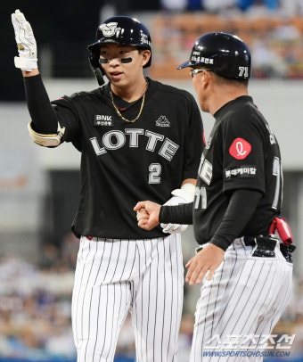 [포토] 내야안타로 출루한 김민석
