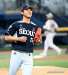 [포토] 미소짓는 홍건희, 두산의 승리다!