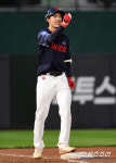 부산의아들 LG 김범석, 빗속 1만 관중 열광시킨 128m 3점포→4타점! 북부, 23안타 난타전 끝 9대7 승리 [부산리뷰]