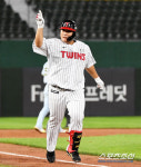 부산의아들 LG 김범석, 빗속 1만 관중 열광시킨 128m 3점포→4타점! 북부, 23안타 난타전 끝 9대7 승리 [부산리뷰]