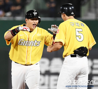 '대전 왕자·사직 김수현 맞대결' 문동주가 던진 159km 강속구 때려낸 유강남, '동주야 사직은 형 홈이야'