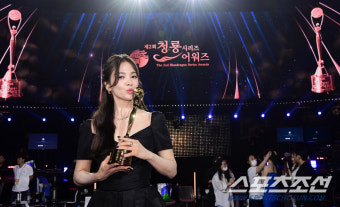 [포토] 송혜교 '청룡시리즈어워즈 대상 트로피에 입맞춤'