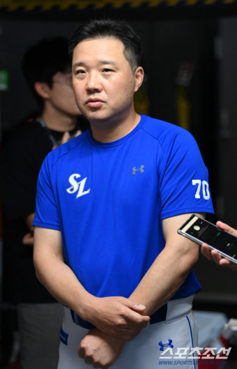 [포토] 취재진과 이야기 하는 박진만 감독