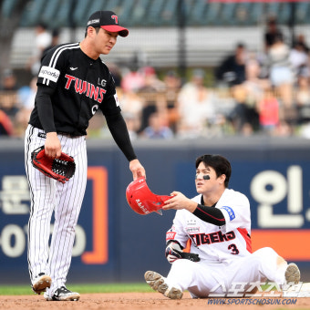 '다치면 안 돼' 정 넘치는 그라운드, 아파하는 김선빈에게 다가간 박해민·오지환 '마음 착한 동생들'