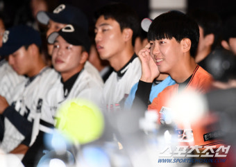 [포토] 황준서 '한화 유니폼 입고 미소'