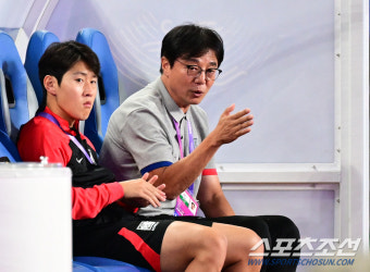 [포토] 축구대표팀 대해 이야기 나누는 이강인-황선홍 감독
