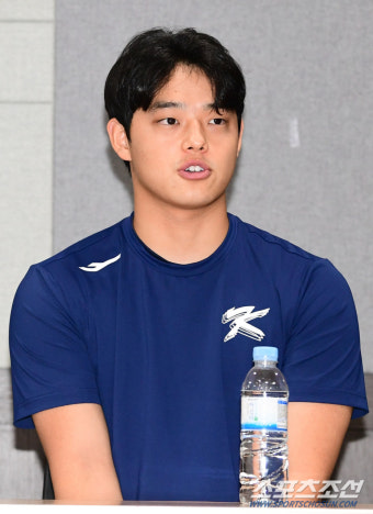 [포토] 문동주 '시환이형 점수 내줄거라 믿습니다'