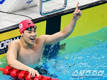 [포토] 지유찬 '50m 깜짝 금메달'