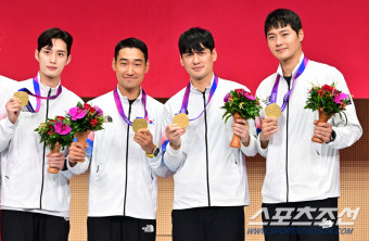 [포토] 김준호-김정환-구본길-오상욱 '남자 사브르 단체전 금메달'