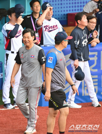 [포토] 야구대표팀과 인사 나눈 이만수 前감독
